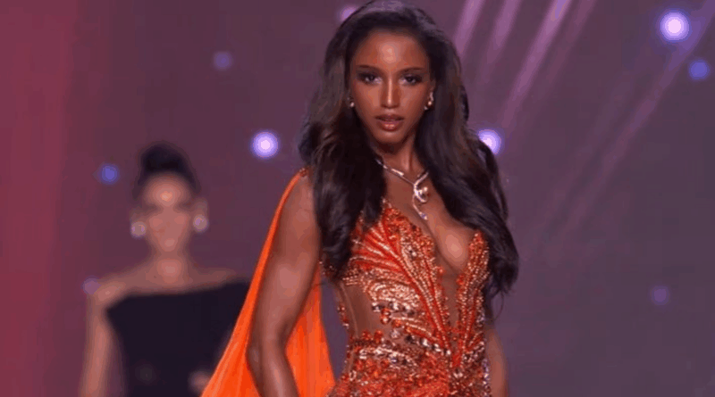 Miss Jamaica sufre aparatosa caída en preliminar de Miss Universo 2025