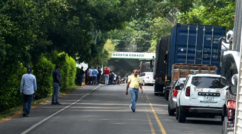 Bloqueos y largas filas de vehículos en Codazzi por protestas ante fallas eléctricas
