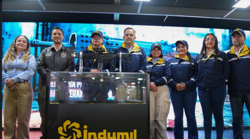El Presidente Gustavo Petro presentó el fusil “Jaguar”, la nueva arma fabricada por Indumil