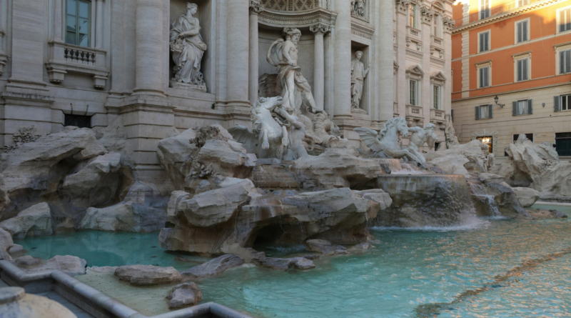 Turista que nadó en la Fontana di Trevi fue multada y vetada de por vida