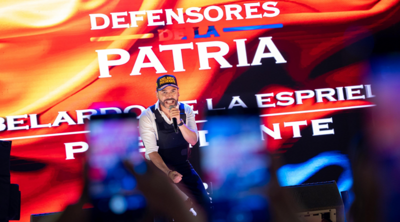 Abelardo de la Espriella congregó a cientos de simpatizantes en la Plaza Alfonso López de Valledupar