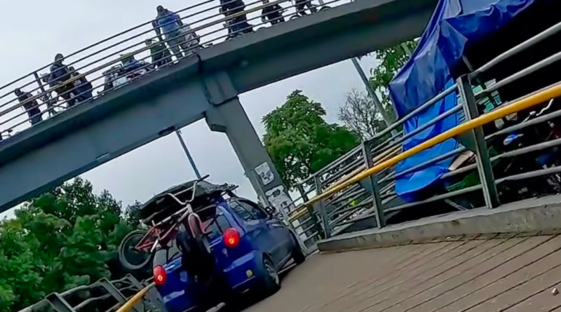 Insólita escena en Bogotá: automóvil fue captado cruzando un puente peatonal