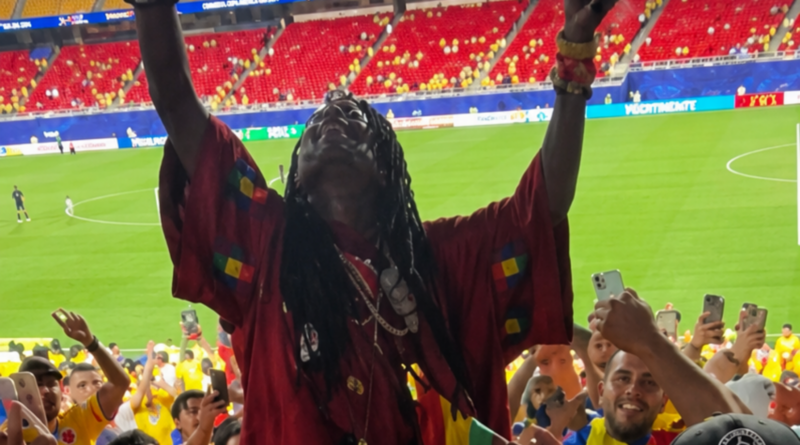¡Del «hechizo» al festejo! Hinchas colombianos terminaron cargando y bailando con el famoso ‘brujo’ de Ghana