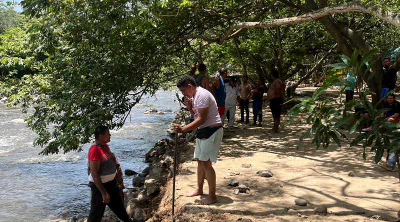 «No nos cierren el río»: comerciantes desmontan estructuras y piden una oportunidad