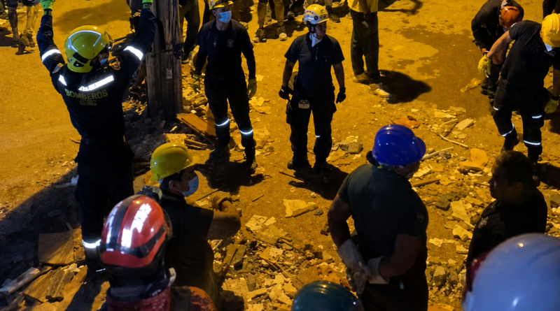 Hombres y mujeres trabajan sin descanso en labores de búsqueda y rescate tras el terremoto en Colombia