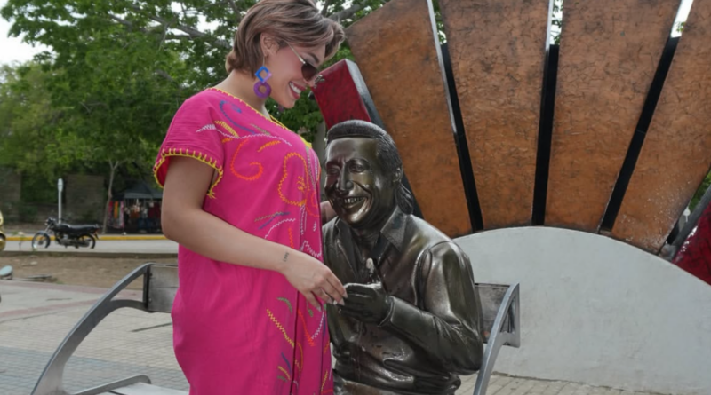 «Y sí, estoy preñá»: Ana del Castillo genera revuelo con anuncio junto a la estatua de Diomedes Díaz