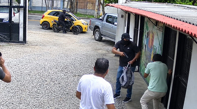 Lo siguieron tras retirar $28 millones y lo atracaron a mano armada