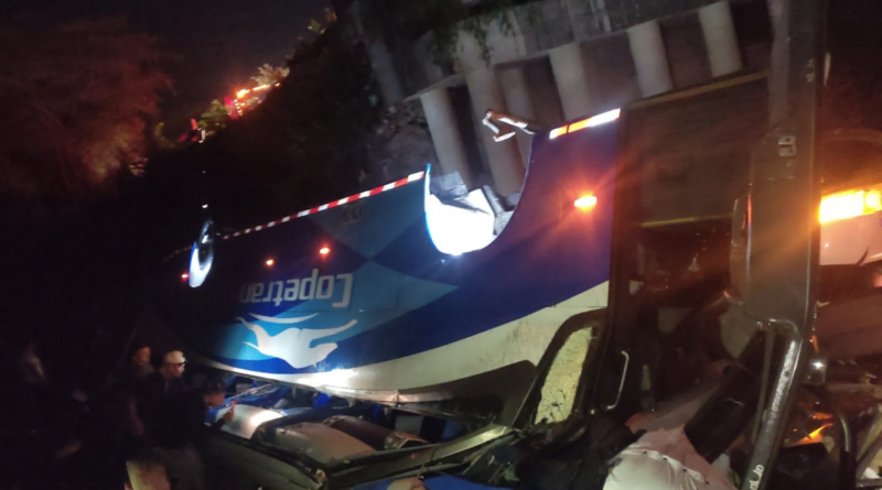 Tres muertos y 13 heridos deja volcamiento de bus de Copetran en zona rural de Río de Oro