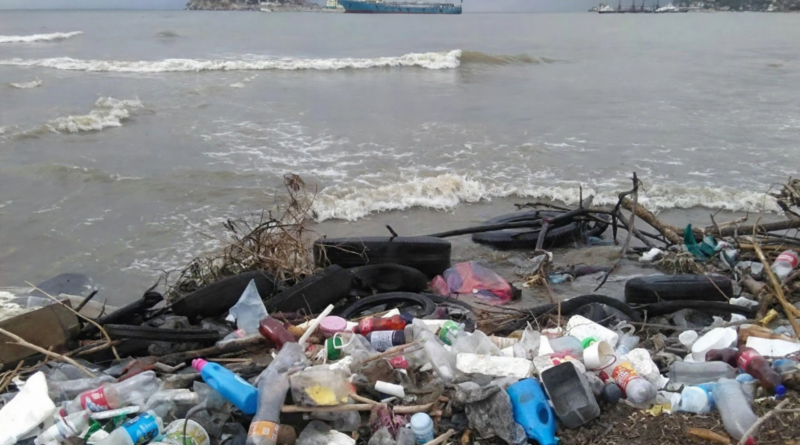 Avalancha de basura llega a la bahía de Santa Marta tras creciente del río Manzanares