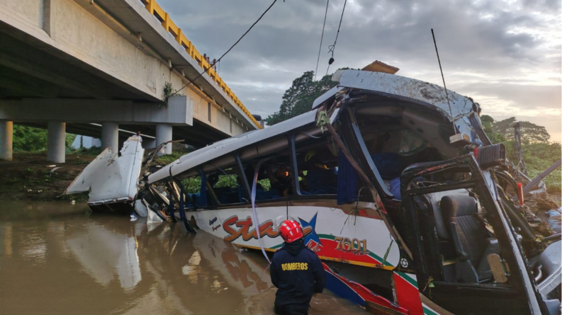 Dos muertos y 21 heridos deja accidente de bus que transportaba a la agrupación de Kbeto Zuleta