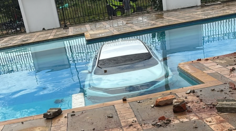 Del volante al chapuzón: mujer terminó con su carro dentro de una piscina en Valledupar